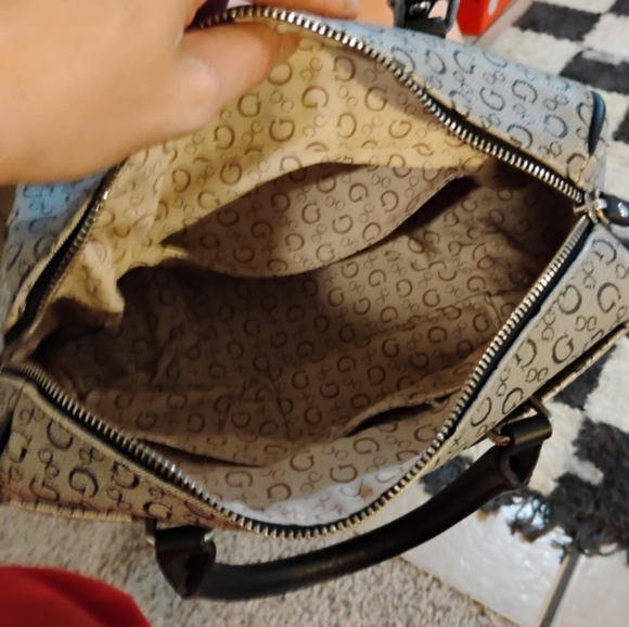 Guess purse - Picture 4 of 10